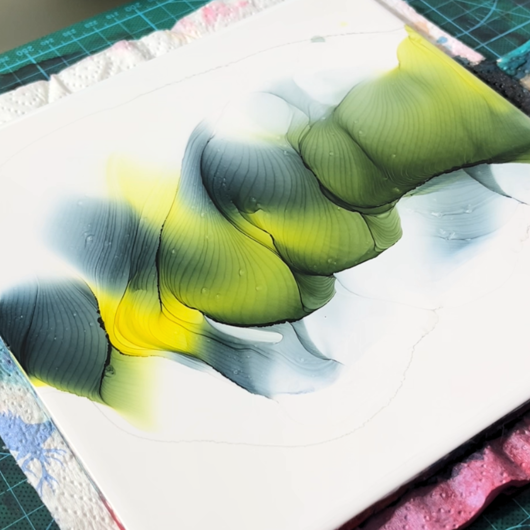 Fluid alcohol ink expansion in yellow and grey showing organic wave-like boundary formation and gradient evaporation patterns by VHacademy